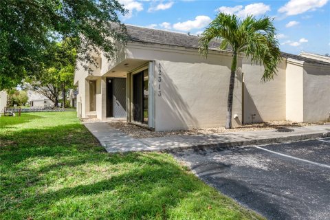 House in Miami, Florida 2 bedrooms, 121.52 sq.m. № 2069845 - photo 2