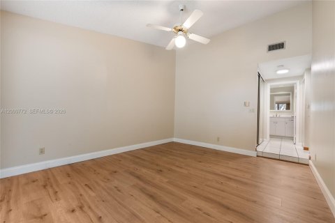 House in Miami, Florida 2 bedrooms, 121.52 sq.m. № 2069845 - photo 16