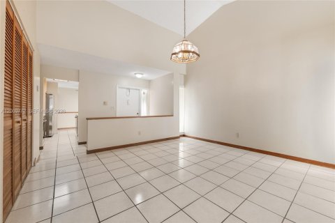 House in Miami, Florida 2 bedrooms, 121.52 sq.m. № 2069845 - photo 3