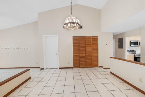 House in Miami, Florida 2 bedrooms, 121.52 sq.m. № 2069845 - photo 11