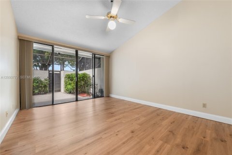 House in Miami, Florida 2 bedrooms, 121.52 sq.m. № 2069845 - photo 14