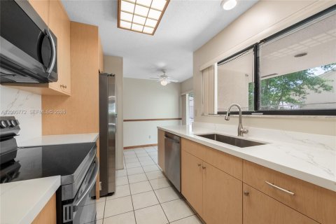 House in Miami, Florida 2 bedrooms, 121.52 sq.m. № 2069845 - photo 5
