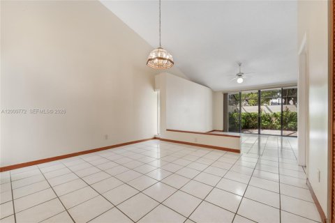 House in Miami, Florida 2 bedrooms, 121.52 sq.m. № 2069845 - photo 12