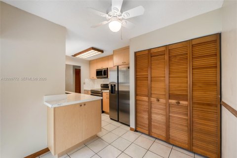 House in Miami, Florida 2 bedrooms, 121.52 sq.m. № 2069845 - photo 9