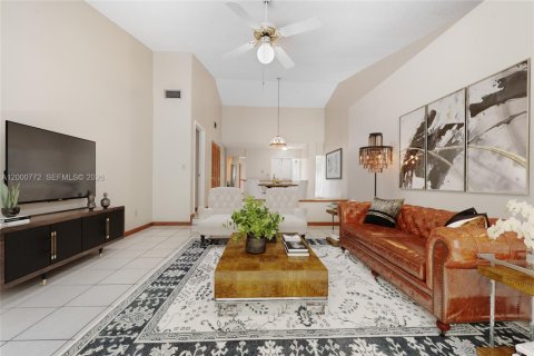 House in Miami, Florida 2 bedrooms, 121.52 sq.m. № 2069845 - photo 13