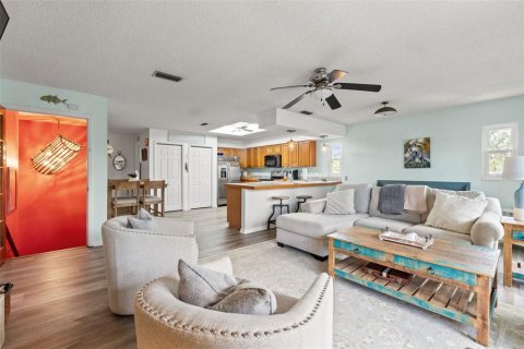 House in New Port Richey, Florida 3 bedrooms, 126.35 sq.m. № 1883700 - photo 6