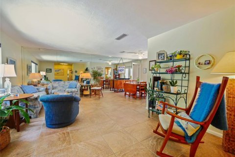 House in Oviedo, Florida 4 bedrooms, 285.02 sq.m. № 2239247 - photo 9