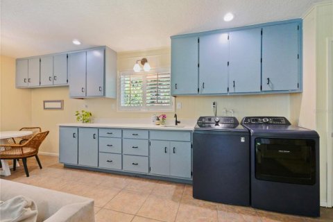 House in Oviedo, Florida 4 bedrooms, 285.02 sq.m. № 2239247 - photo 30