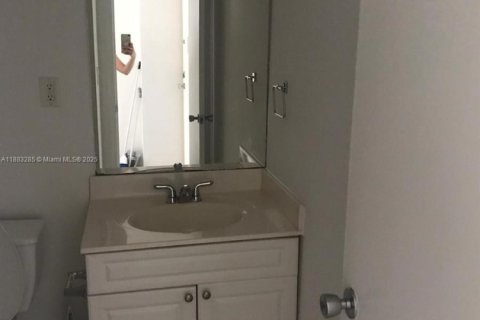 Снять в аренду кондоминиум в Санни-Айлс-Бич, Флорида 1 спальня, 93.37м2, № 1978289 - фото 2