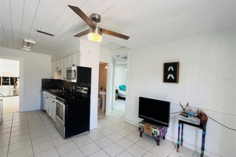 Commercial property in Holmes Beach, Florida 4 bedrooms, 140.93 sq.m. № 1426711 - photo 14