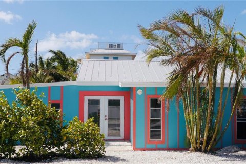 Commercial property in Holmes Beach, Florida 4 bedrooms, 140.93 sq.m. № 1426711 - photo 1