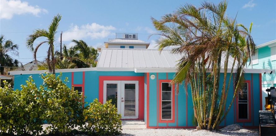 Commercial property in Holmes Beach, Florida 4 bedrooms, 140.93 sq.m. № 1426711