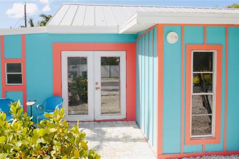 Commercial property in Holmes Beach, Florida 4 bedrooms, 140.93 sq.m. № 1426711 - photo 9