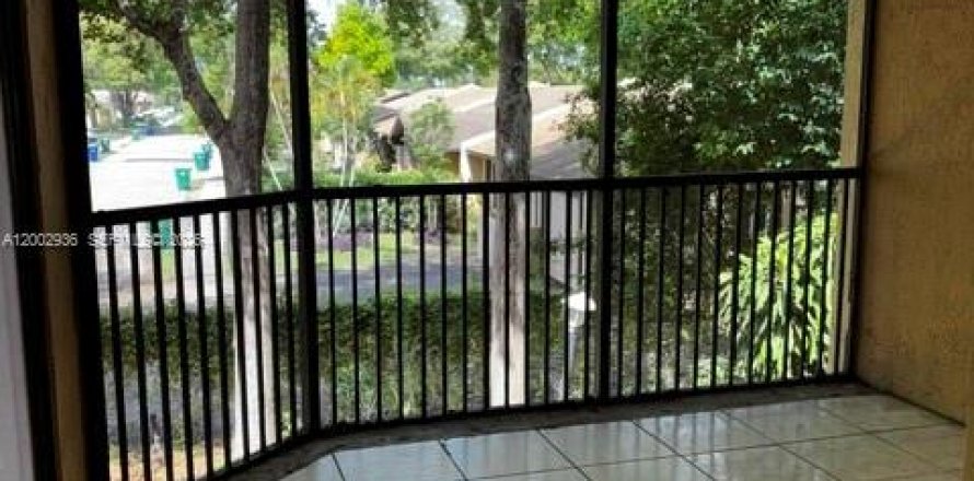 Кондоминиум с 2 спальнями в Мирамар, Флорида № 2066443