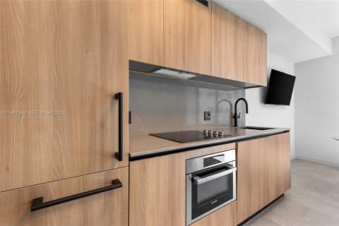 Condo in Miami, Florida  № 2005043 - photo 8