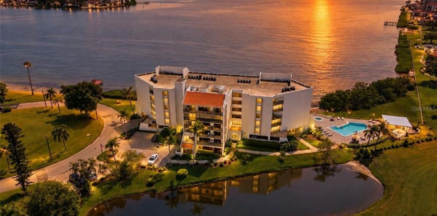 Condo à Saint Petersburg, Floride, 3 chambres № 2425697