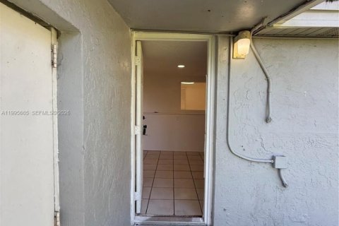 Снять в аренду виллу или дом в Холливуд, Флорида 1 спальня, 46.45м2, № 2060575 - фото 11