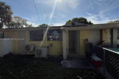 Снять в аренду виллу или дом в Холливуд, Флорида 1 спальня, 46.45м2, № 2060575 - фото 2