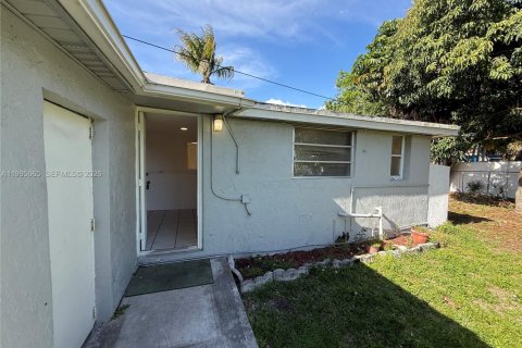 Снять в аренду виллу или дом в Холливуд, Флорида 1 спальня, 46.45м2, № 2060575 - фото 12