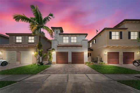 Townhouse in Cutler Bay, Florida 4 bedrooms, 204.48 sq.m. № 1865786 - photo 1