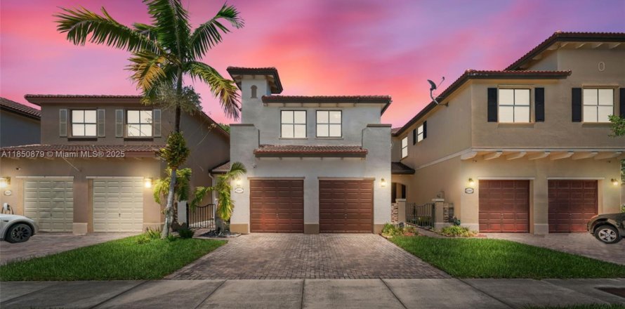 Townhouse in Cutler Bay, Florida 4 bedrooms, 204.48 sq.m. № 1865786