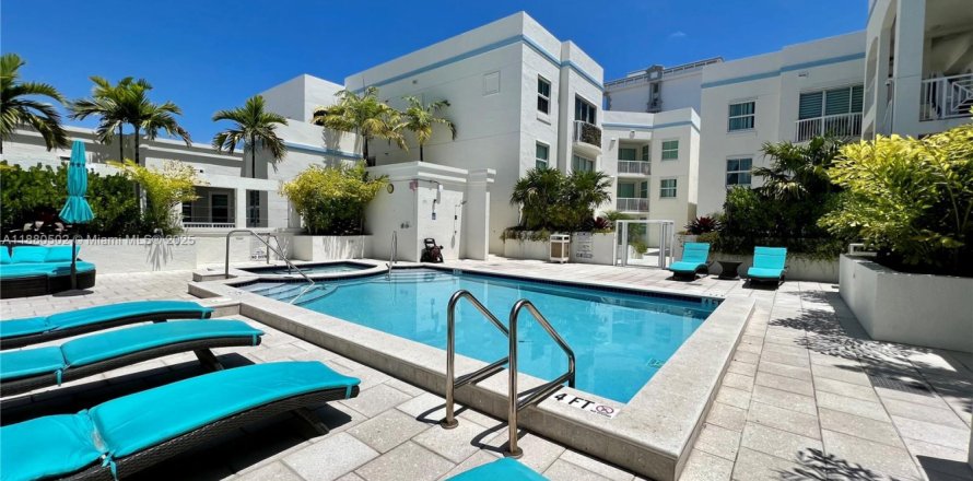 Condominio en Surfside, Florida, 1 dormitorio  № 1981578