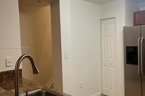 Condo in Doral, Florida, 3 bedrooms  № 1927865 - photo 13