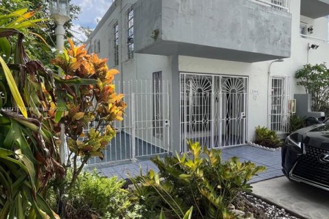 Townhouse in Miami, Florida 3 bedrooms, 129.04 sq.m. № 1946523 - photo 1