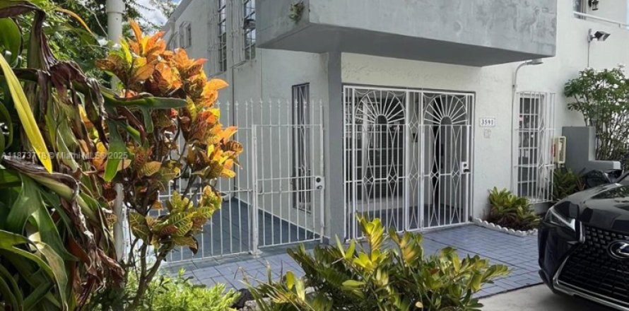 Townhouse in Miami, Florida 3 bedrooms, 129.04 sq.m. № 1946523