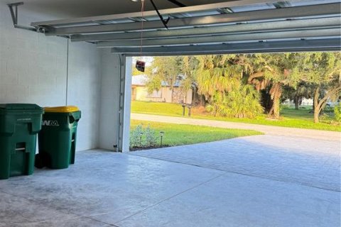 House in Port Charlotte, Florida 4 bedrooms, 153.29 sq.m. № 2425468 - photo 16