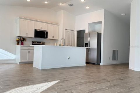 House in Port Charlotte, Florida 4 bedrooms, 153.29 sq.m. № 2425468 - photo 5