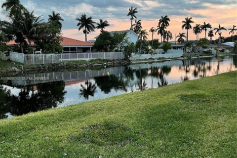 House in Miami Gardens, Florida 6 bedrooms, 275.73 sq.m. № 2299993 - photo 7