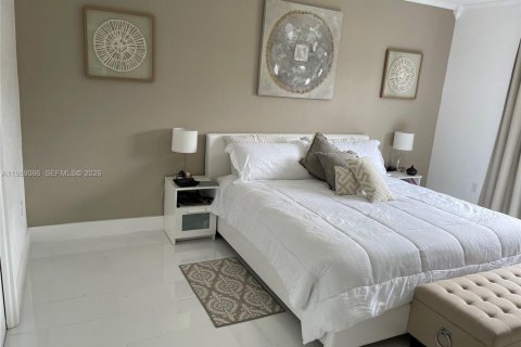 House in Miami Gardens, Florida 6 bedrooms, 275.73 sq.m. № 2299993 - photo 25