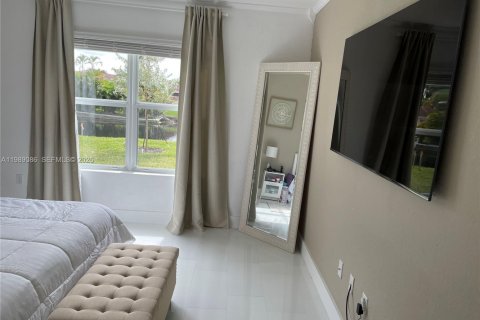 House in Miami Gardens, Florida 6 bedrooms, 275.73 sq.m. № 2299993 - photo 26