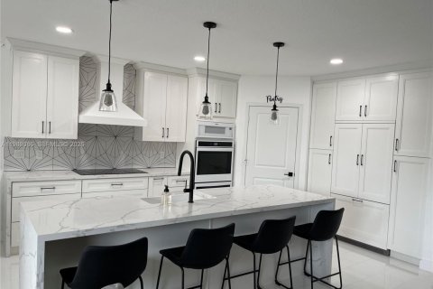 House in Miami Gardens, Florida 6 bedrooms, 275.73 sq.m. № 2299993 - photo 13