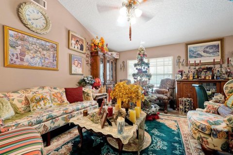 House in Mims, Florida 4 bedrooms, 220.74 sq.m. № 2228391 - photo 6