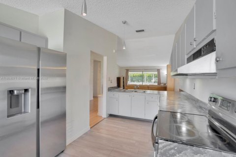 House in Boynton Beach, Florida 4 bedrooms, 131.83 sq.m. № 1756698 - photo 21
