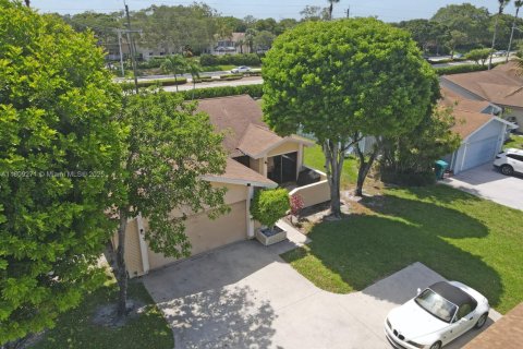 House in Boynton Beach, Florida 4 bedrooms, 131.83 sq.m. № 1756698 - photo 2