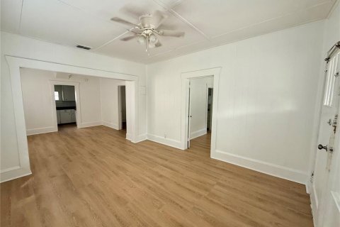 House in DeLand, Florida 2 bedrooms, 57.97 sq.m. № 2378309 - photo 2