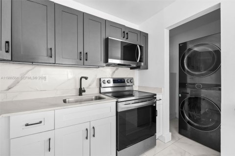 Townhouse in Miami, Florida 3 bedrooms, 111.48 sq.m. № 2048371 - photo 2