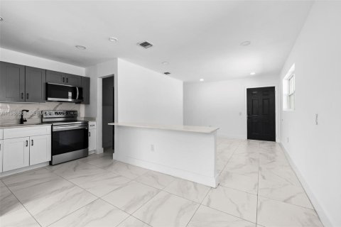 Townhouse in Miami, Florida 3 bedrooms, 111.48 sq.m. № 2048371 - photo 3