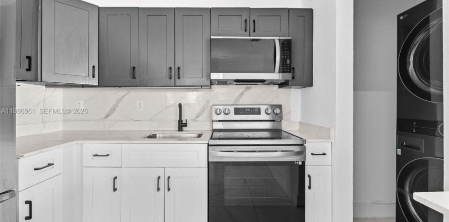 Townhouse in Miami, Florida 3 bedrooms, 111.48 sq.m. № 2048371