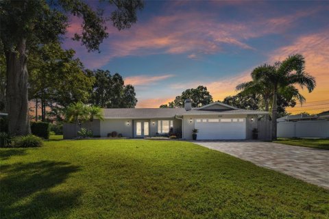 House in Clearwater, Florida 4 bedrooms, 205.22 sq.m. № 2425666
