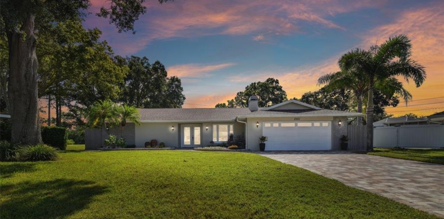 House in Clearwater, Florida 4 bedrooms, 205.22 sq.m. № 2425666