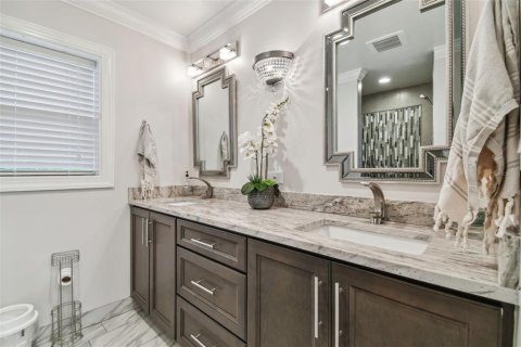 House in Clearwater, Florida 4 bedrooms, 205.22 sq.m. № 2425666 - photo 13
