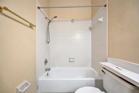 Condo in Bradenton, Florida, 2 bedrooms № 2100129 - photo 28