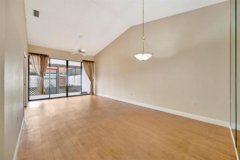 Condo in Bradenton, Florida, 2 bedrooms № 2100129 - photo 11