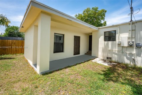 House in Hollywood, Florida 2 bedrooms, 86.86 sq.m. № 2383185 - photo 4
