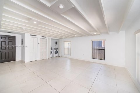 House in Hollywood, Florida 2 bedrooms, 86.86 sq.m. № 2383185 - photo 11