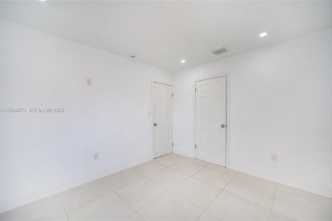 House in Hollywood, Florida 2 bedrooms, 86.86 sq.m. № 2383185 - photo 18